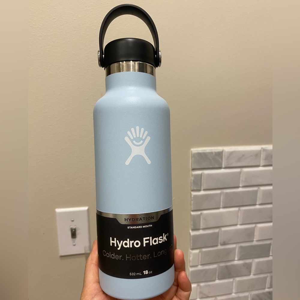 NWT Hydro Flask “Frost” Light Baby Blue 18 oz Standard Mouth with Flex Cap